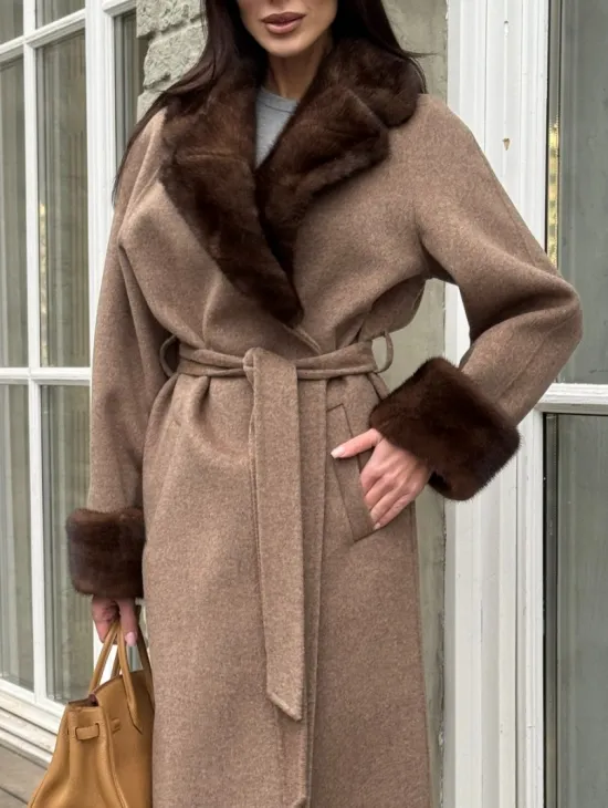 Демисезонное пальто - халат с отделкой из меха норки