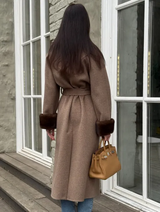 Демисезонное пальто - халат с отделкой из меха норки