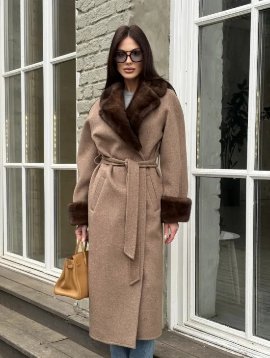 Демисезонное пальто - халат с отделкой из меха норки
