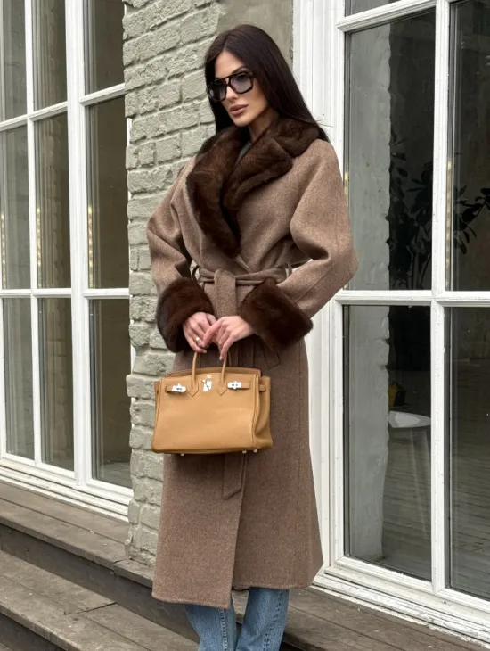 Демисезонное пальто - халат с отделкой из меха норки