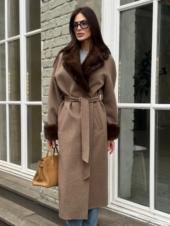 Демисезонное пальто - халат с отделкой из меха норки