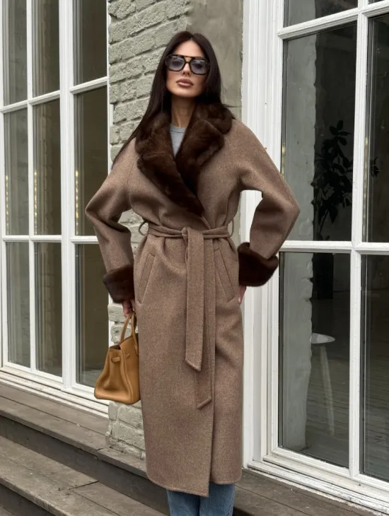 Демисезонное пальто - халат с отделкой из меха норки