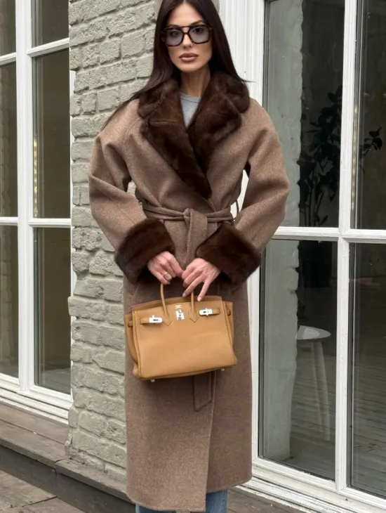 Демисезонное пальто - халат с отделкой из меха норки