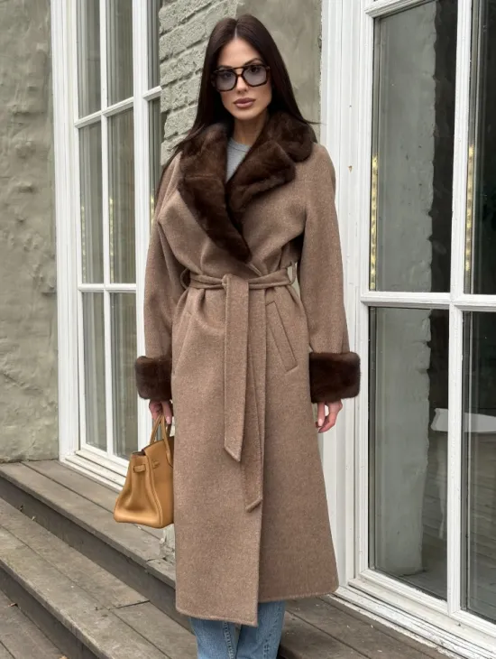 Демисезонное пальто - халат с отделкой из меха норки