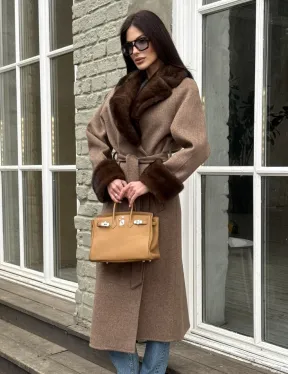 Демисезонное пальто - халат с отделкой из меха норки