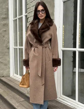 Демисезонное пальто - халат с отделкой из меха норки