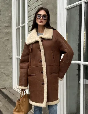 Удлиненная женская дубленка из меха мериноса на пуговицах