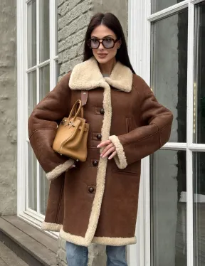 Удлиненная женская дубленка из меха мериноса на пуговицах