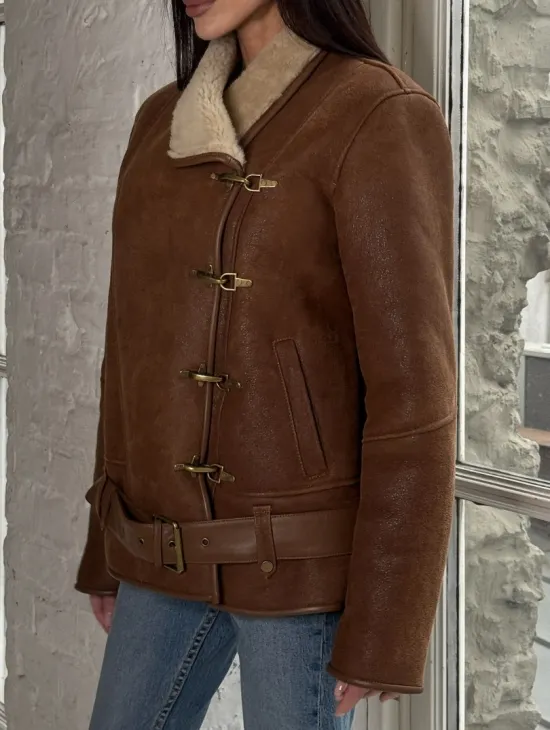 Женская дубленка в цвете виски с декоративными крючками