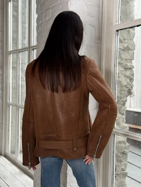 Женская дубленка в цвете виски с декоративными крючками