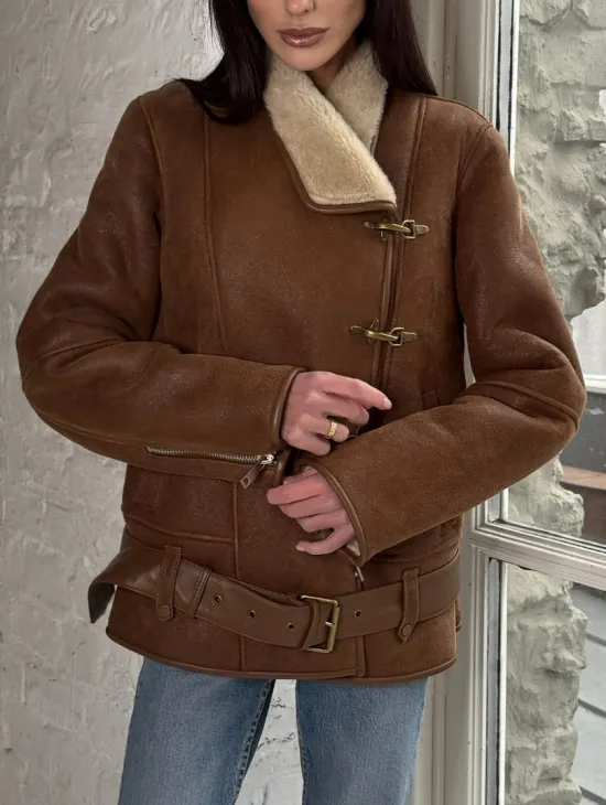 Женская дубленка в цвете виски с декоративными крючками