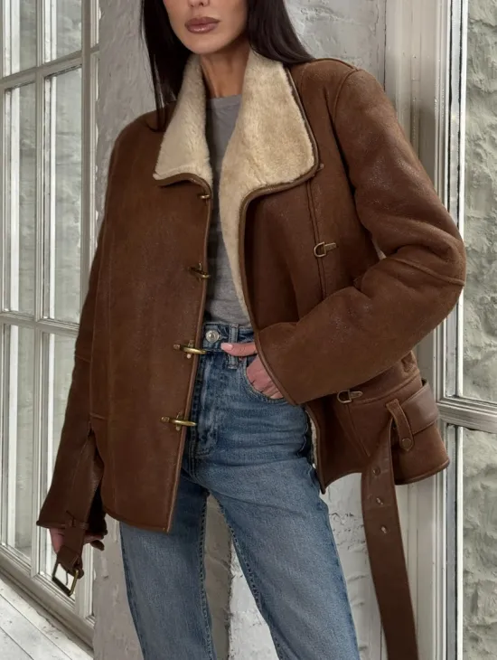 Женская дубленка в цвете виски с декоративными крючками