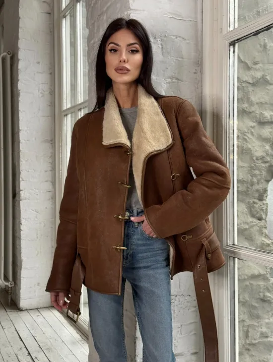 Женская дубленка в цвете виски с декоративными крючками