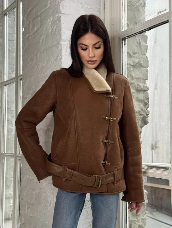 Женская дубленка в цвете виски с декоративными крючками