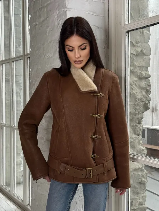 Женская дубленка в цвете виски с декоративными крючками