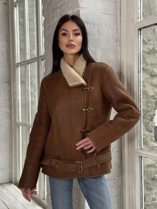 Женская дубленка в цвете виски с декоративными крючками