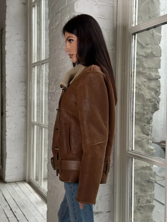 Женская дубленка в цвете виски с декоративными крючками