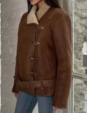 Женская дубленка в цвете виски с декоративными крючками