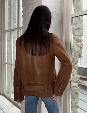 Женская дубленка в цвете виски с декоративными крючками