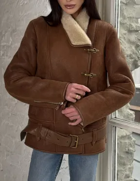 Женская дубленка в цвете виски с декоративными крючками