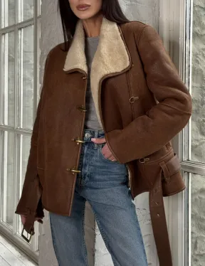 Женская дубленка в цвете виски с декоративными крючками
