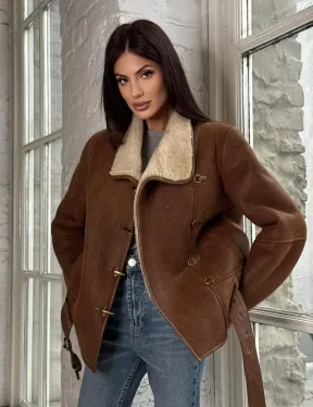 Женская дубленка в цвете виски с декоративными крючками