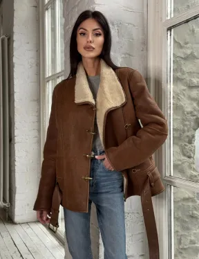 Женская дубленка в цвете виски с декоративными крючками
