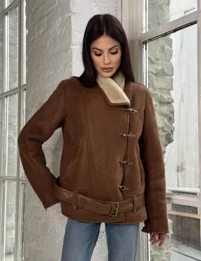 Женская дубленка в цвете виски с декоративными крючками