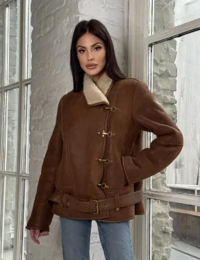 Женская дубленка в цвете виски с декоративными крючками