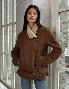 Женская дубленка в цвете виски с декоративными крючками