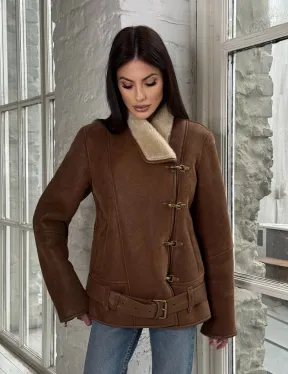 Женская дубленка в цвете виски с декоративными крючками