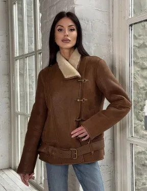Женская дубленка в цвете виски с декоративными крючками