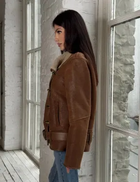 Женская дубленка в цвете виски с декоративными крючками