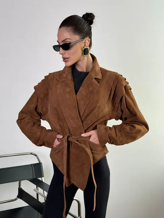 Модная приталенная куртка с плечиками - крылышками из замши Camel