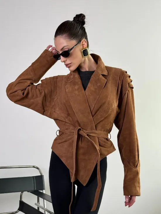 Модная приталенная куртка с плечиками - крылышками из замши Camel