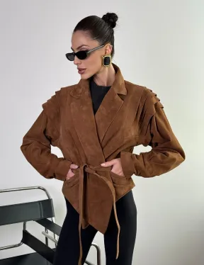 Модная приталенная куртка с плечиками - крылышками из замши Camel