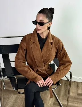 Модная приталенная куртка с плечиками - крылышками из замши Camel