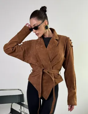 Модная приталенная куртка с плечиками - крылышками из замши Camel