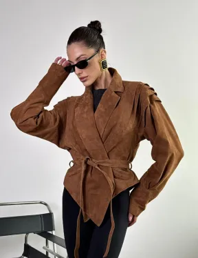 Модная приталенная куртка с плечиками - крылышками из замши Camel