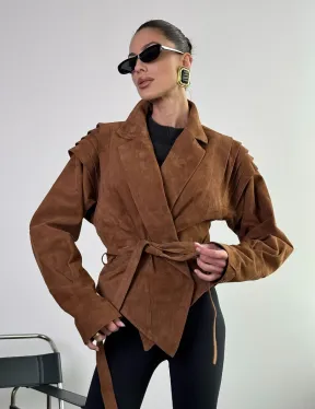 Модная приталенная куртка с плечиками - крылышками из замши Camel