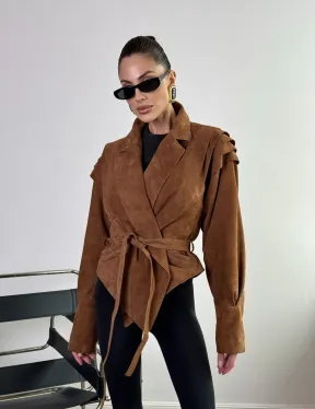 Модная приталенная куртка с плечиками - крылышками из замши Camel