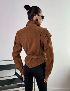 Модная приталенная куртка с плечиками - крылышками из замши Camel