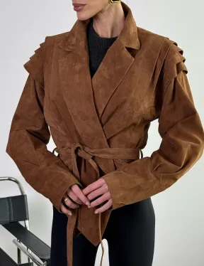 Модная приталенная куртка с плечиками - крылышками из замши Camel