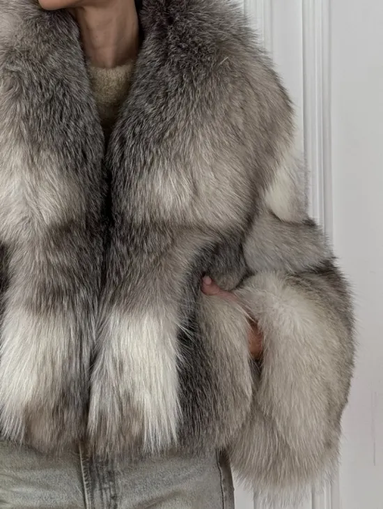 Женская короткая меховая куртка - шуба из натурального лисьего меха