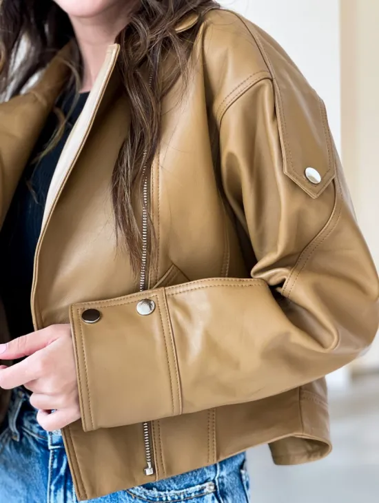 Модная короткая женская курточка в цветет кэмел