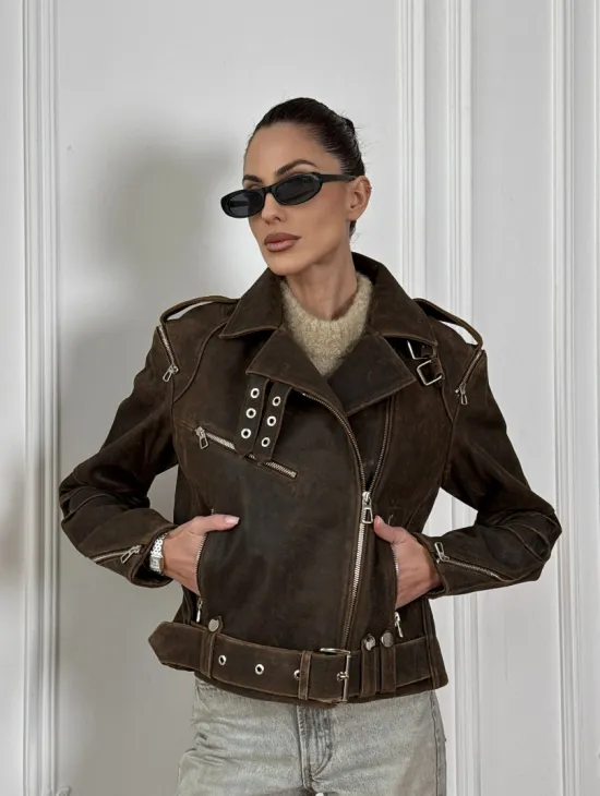 Коричневая куртка- косуха из натуральной винтажной кожи с отложным воротником и молниями на плечах