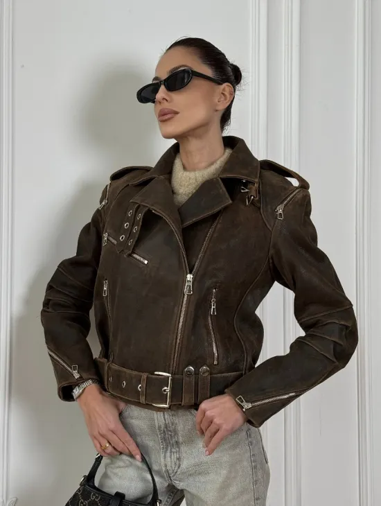 Коричневая куртка- косуха из натуральной винтажной кожи с отложным воротником и молниями на плечах