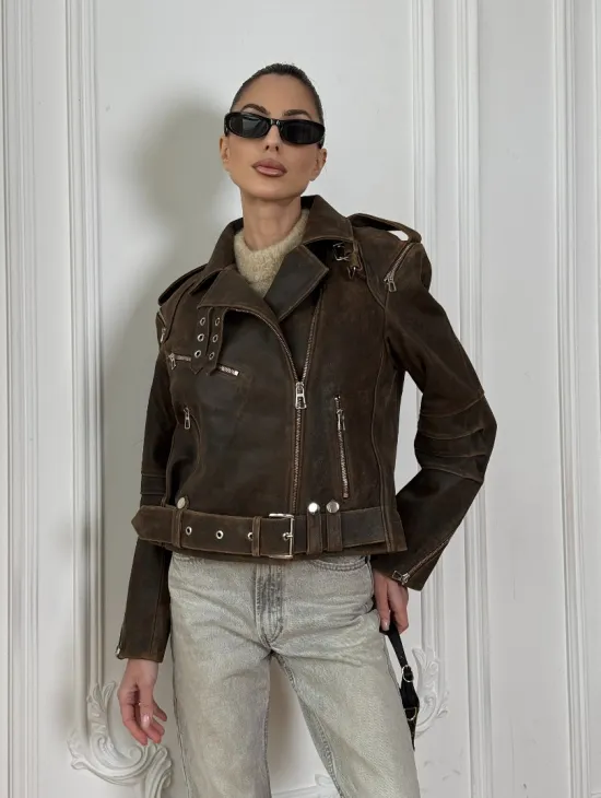 Коричневая куртка- косуха из натуральной винтажной кожи с отложным воротником и молниями на плечах
