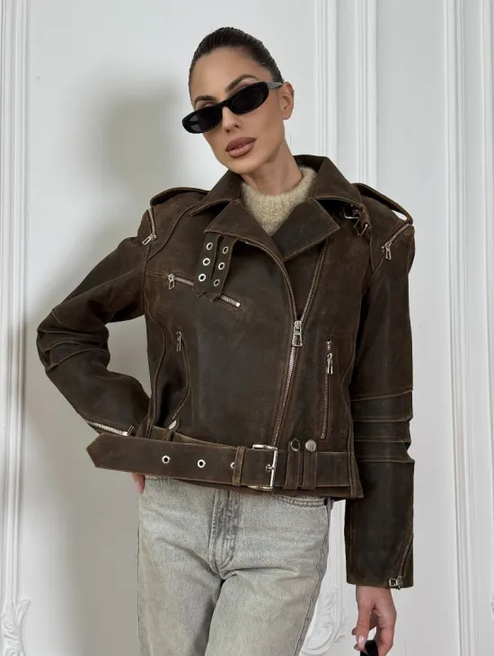 Коричневая куртка- косуха из натуральной винтажной кожи с отложным воротником и молниями на плечах