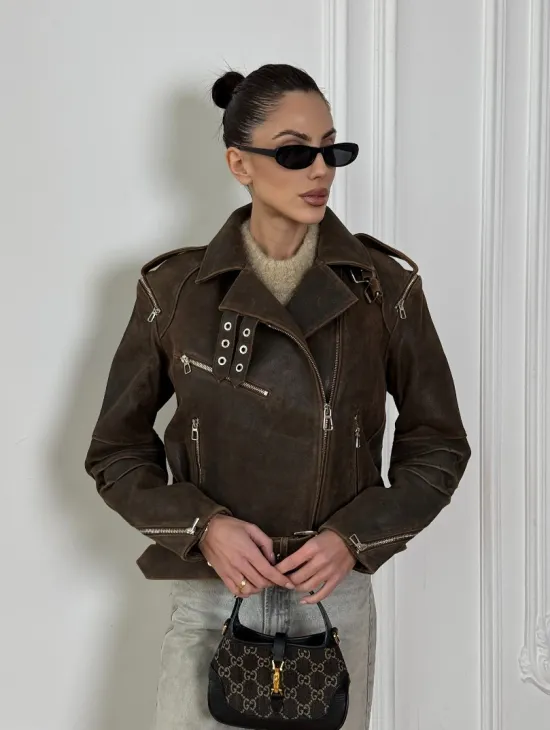 Коричневая куртка- косуха из натуральной винтажной кожи с отложным воротником и молниями на плечах